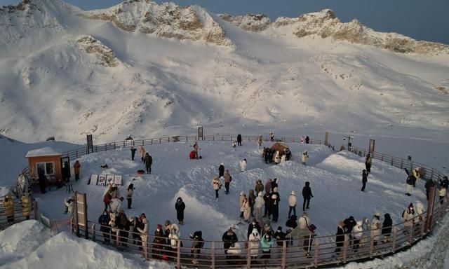 震撼！达古冰川4860米之巅看绝美日出，2000余名游客迎接2023年第一缕曙光