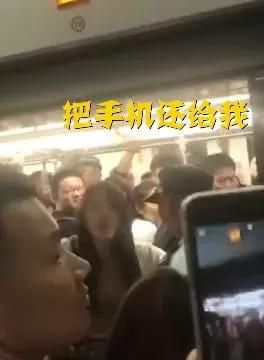 男子在上海地铁偷手机图2