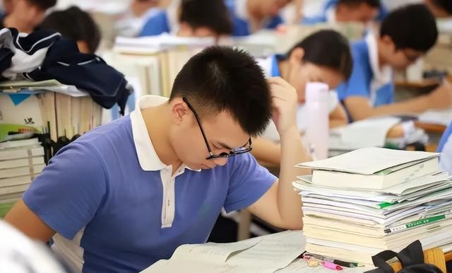 张雪峰奉劝家长4种专业别报，学完好像白学，就业不是一般的难