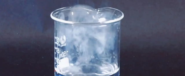 已知地球上最强的酸，玻璃容器装不了它，它的破坏力到底有多强？